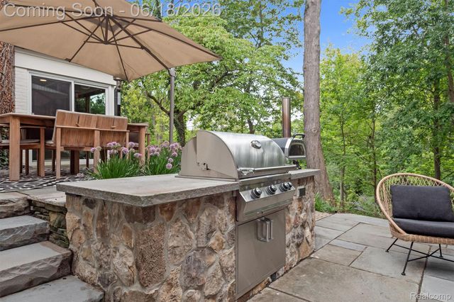 951 Twin Oaks Lane, Birmingham, MI 48009