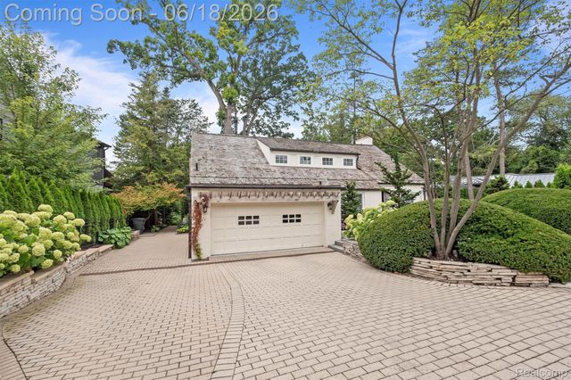 951 Twin Oaks Lane, Birmingham, MI 48009