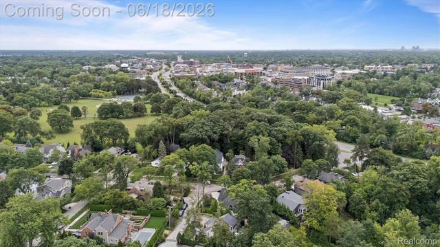 951 Twin Oaks Lane, Birmingham, MI 48009