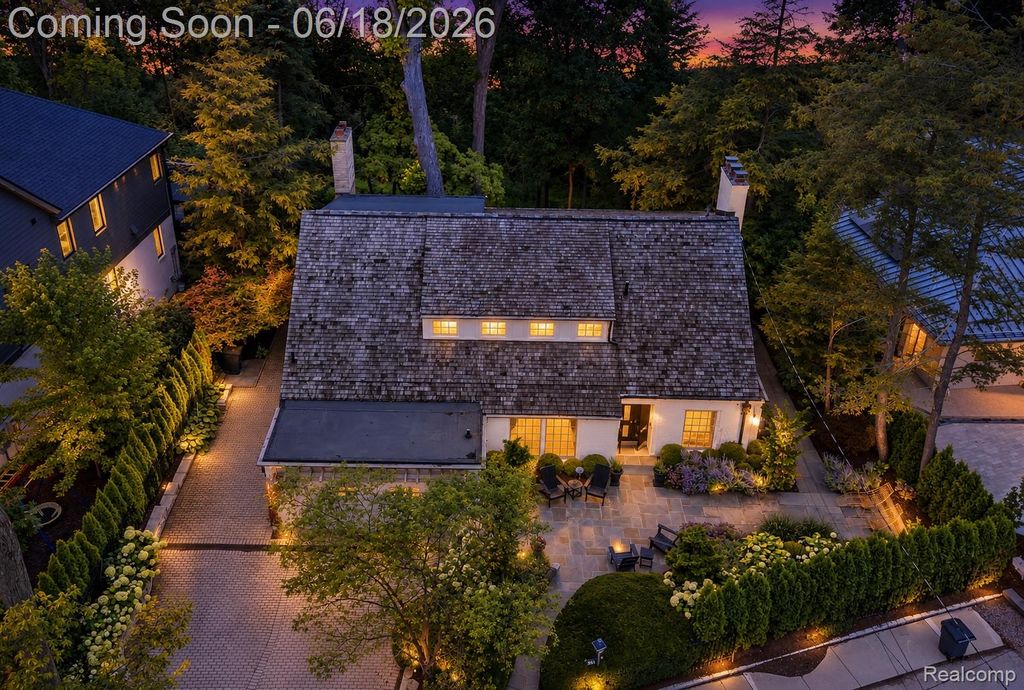 951 Twin Oaks Lane, Birmingham, MI 48009