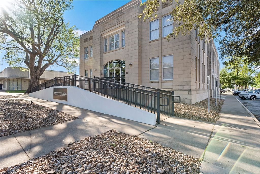 111 East 27th Street, Bryan, TX 77803 — exterior