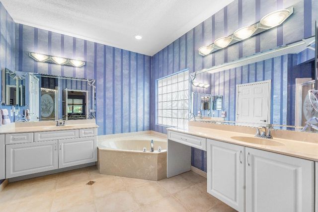 8688 Via Avellino, Lake Worth, FL 33467