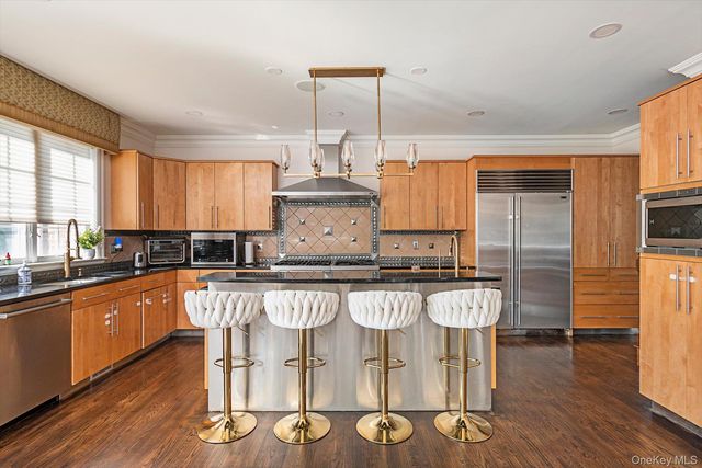 26 Legends Circle, Melville, NY 11747