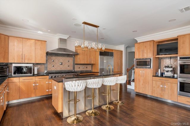 26 Legends Circle, Melville, NY 11747