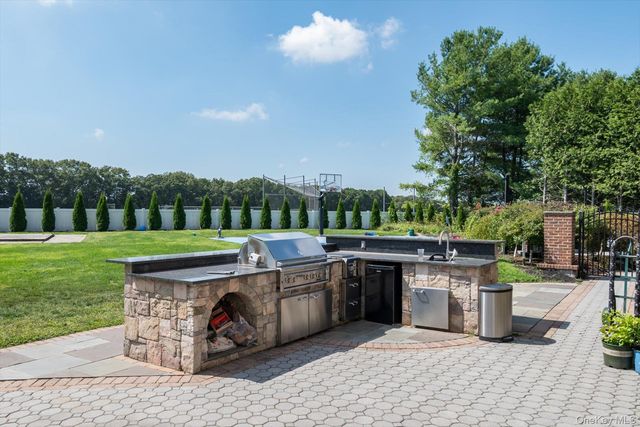 26 Legends Circle, Melville, NY 11747