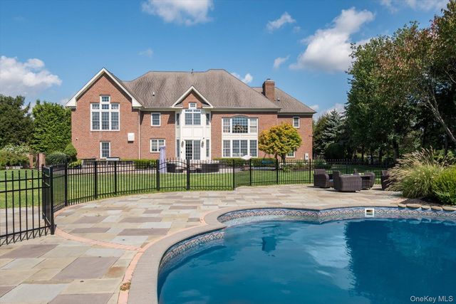 26 Legends Circle, Melville, NY 11747