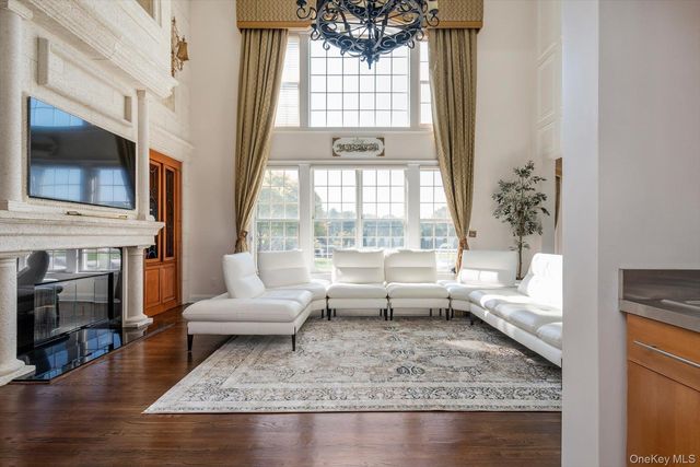 26 Legends Circle, Melville, NY 11747