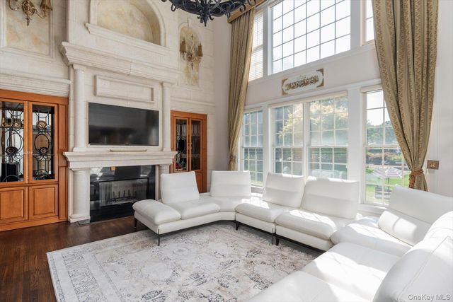 26 Legends Circle, Melville, NY 11747