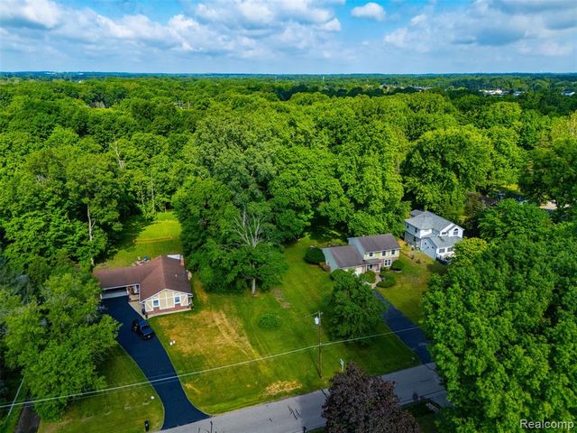 20099 Purlingbrook St, Livonia, MI 48152