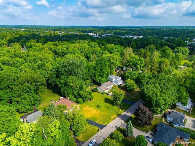 20099 Purlingbrook St, Livonia, MI 48152
