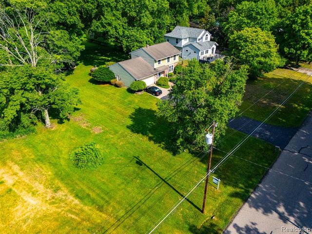 20099 Purlingbrook St, Livonia, MI 48152