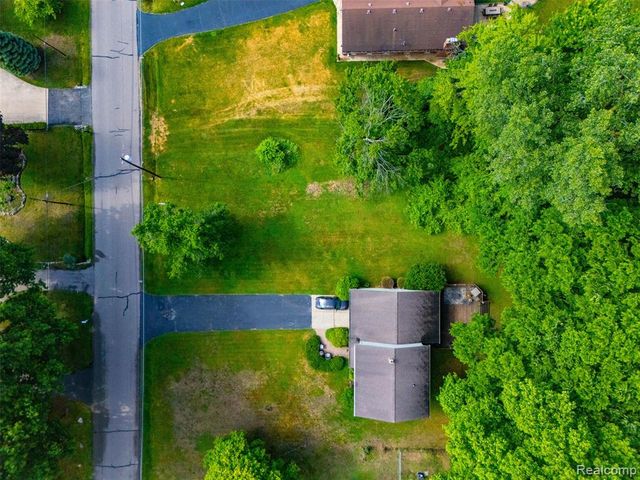 20099 Purlingbrook St, Livonia, MI 48152