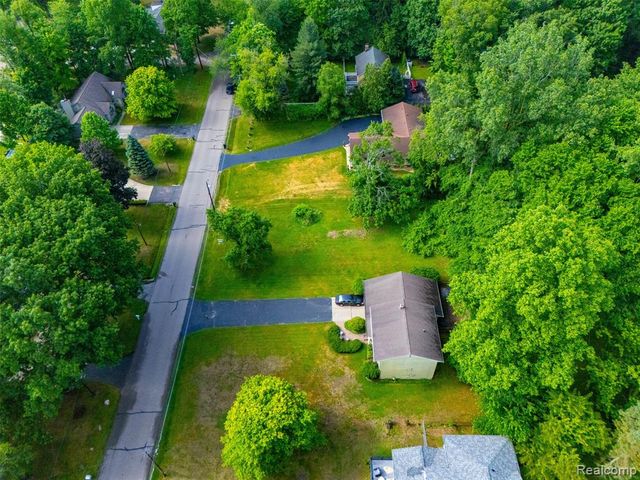 20099 Purlingbrook St, Livonia, MI 48152
