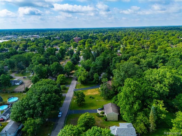 20099 Purlingbrook St, Livonia, MI 48152