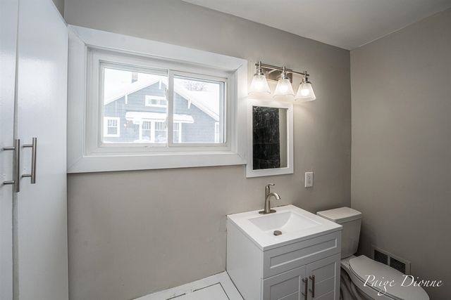 32 W Main Avenue, Zeeland, MI 49464