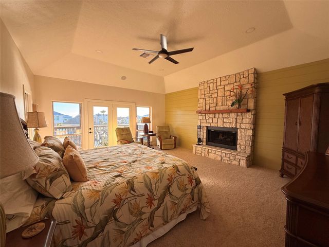 203 Kahmeha Drive, Tiki Island, TX 77554