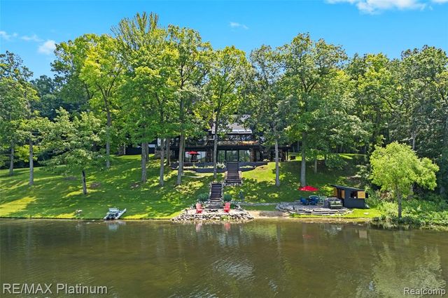 2095 Brighton Shores Trail, Howell, MI 48843