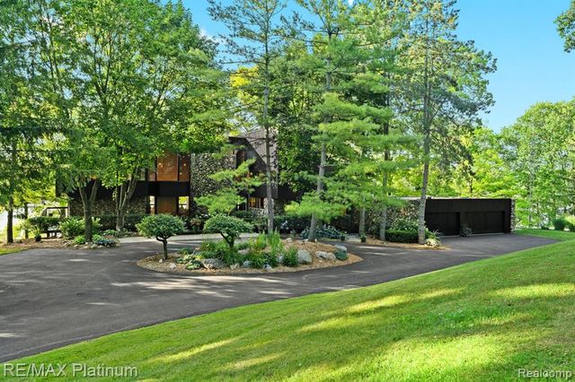 2095 Brighton Shores Trail, Howell, MI 48843