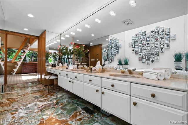 2095 Brighton Shores Trail, Howell, MI 48843