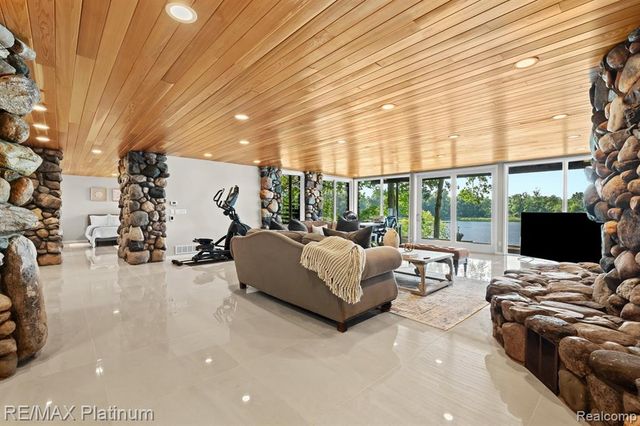 2095 Brighton Shores Trail, Howell, MI 48843