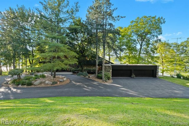 2095 Brighton Shores Trail, Howell, MI 48843