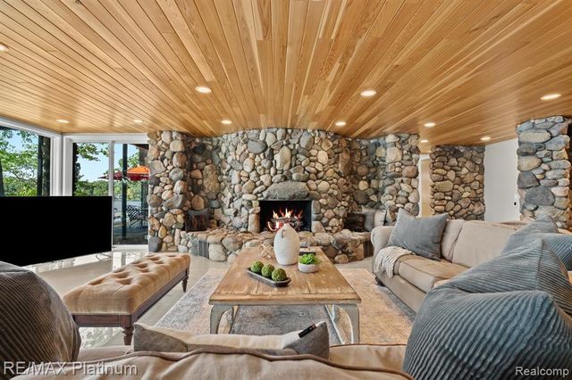 2095 Brighton Shores Trail, Howell, MI 48843