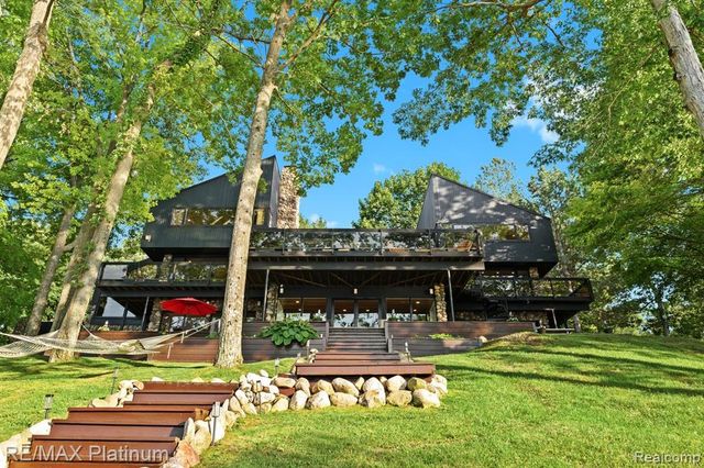 2095 Brighton Shores Trail, Howell, MI 48843