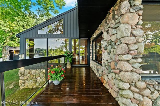 2095 Brighton Shores Trail, Howell, MI 48843