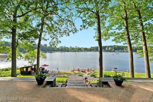 2095 Brighton Shores Trail, Howell, MI 48843