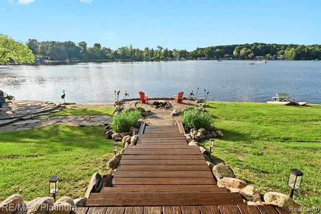2095 Brighton Shores Trail, Howell, MI 48843