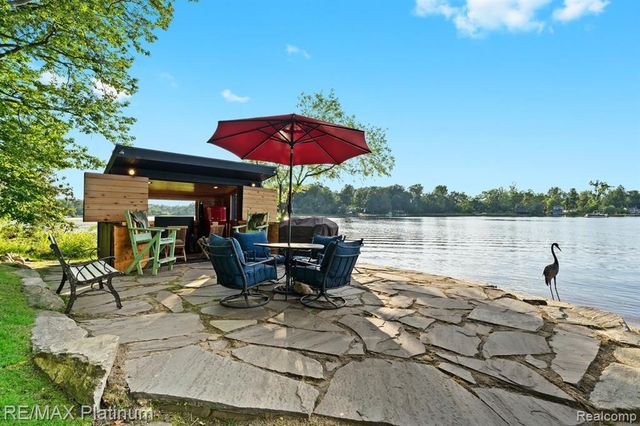 2095 Brighton Shores Trail, Howell, MI 48843