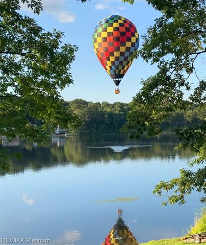 2095 Brighton Shores Trail, Howell, MI 48843