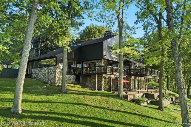 2095 Brighton Shores Trail, Howell, MI 48843