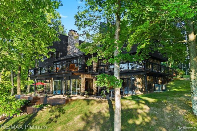 2095 Brighton Shores Trail, Howell, MI 48843