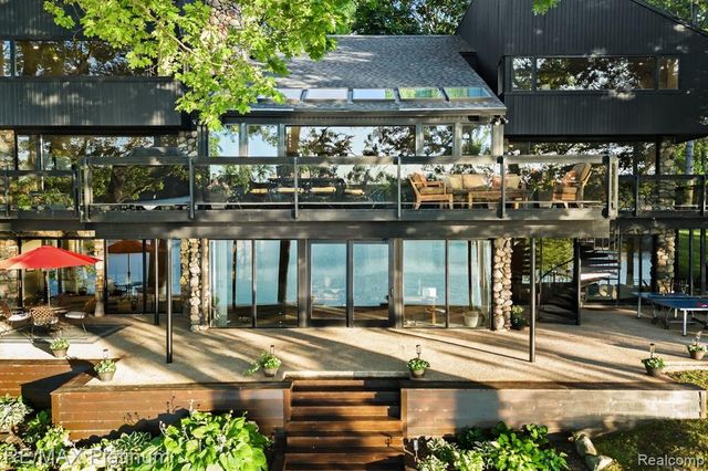 2095 Brighton Shores Trail, Howell, MI 48843