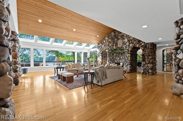 2095 Brighton Shores Trail, Howell, MI 48843