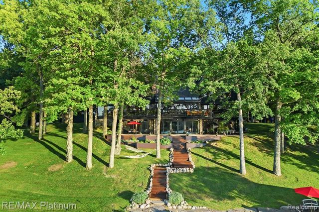 2095 Brighton Shores Trail, Howell, MI 48843