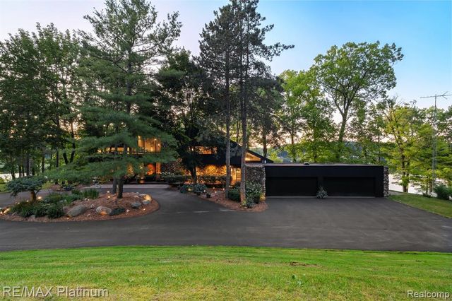 2095 Brighton Shores Trail, Howell, MI 48843