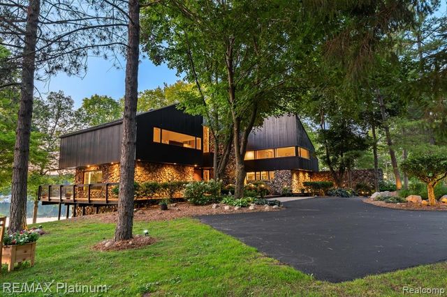 2095 Brighton Shores Trail, Howell, MI 48843