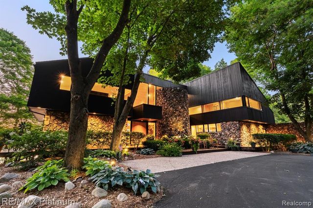 2095 Brighton Shores Trail, Howell, MI 48843