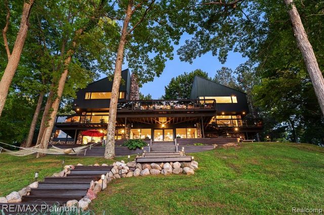 2095 Brighton Shores Trail, Howell, MI 48843