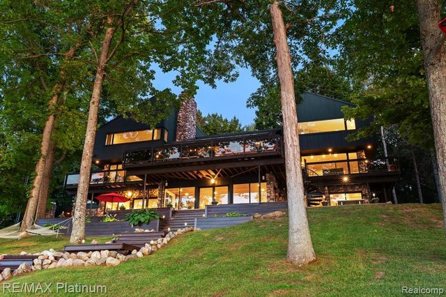 2095 Brighton Shores Trail, Howell, MI 48843