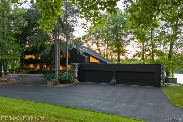 2095 Brighton Shores Trail, Howell, MI 48843