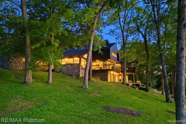 2095 Brighton Shores Trail, Howell, MI 48843