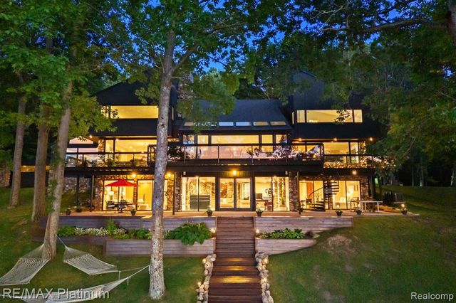 2095 Brighton Shores Trail, Howell, MI 48843