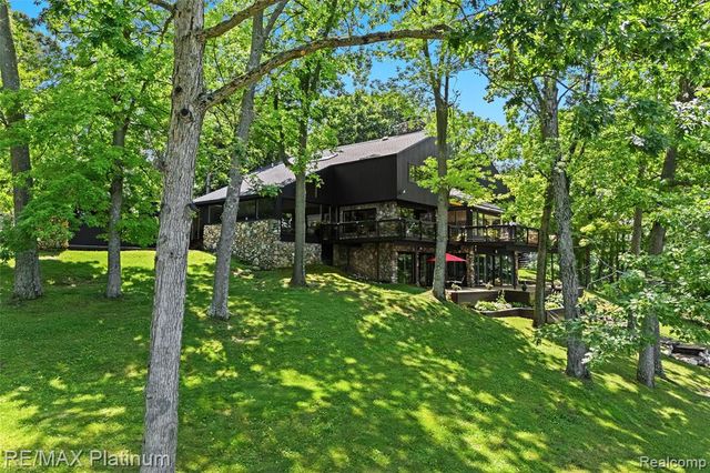 2095 Brighton Shores Trail, Howell, MI 48843