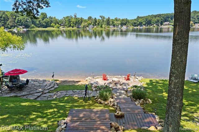 2095 Brighton Shores Trail, Howell, MI 48843