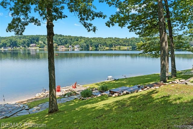 2095 Brighton Shores Trail, Howell, MI 48843
