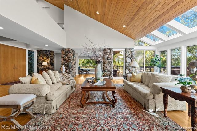 2095 Brighton Shores Trail, Howell, MI 48843