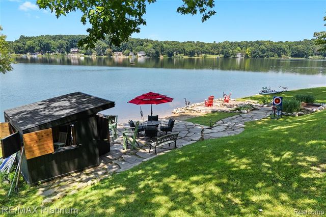 2095 Brighton Shores Trail, Howell, MI 48843